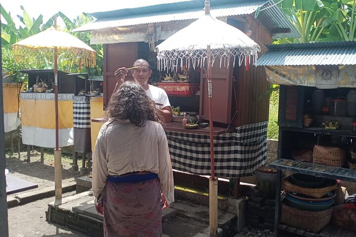 két ember áll egy ételárusító stand előtt