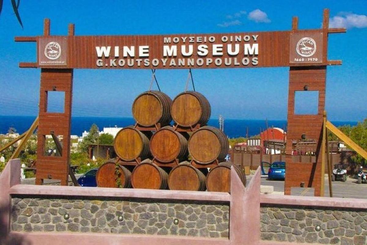 Un montón de barriles de vino colgando de un cartel.