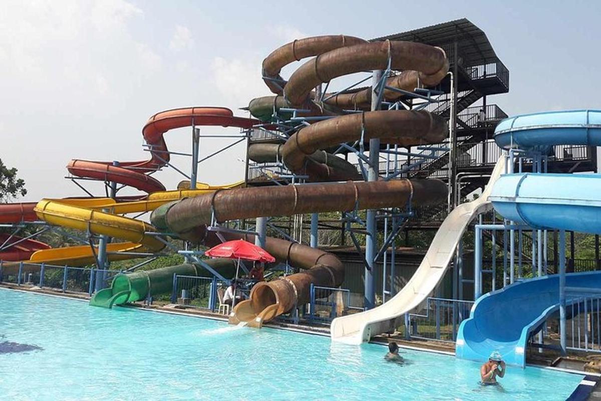 gelongsor air dalam kolam dengan orang di dalam air