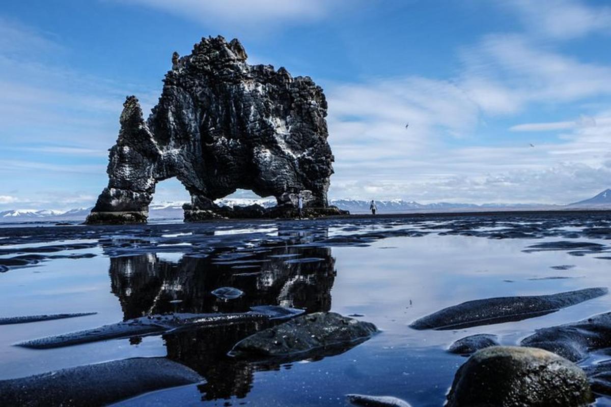 eine Felsformation im Wasser an einem Strand