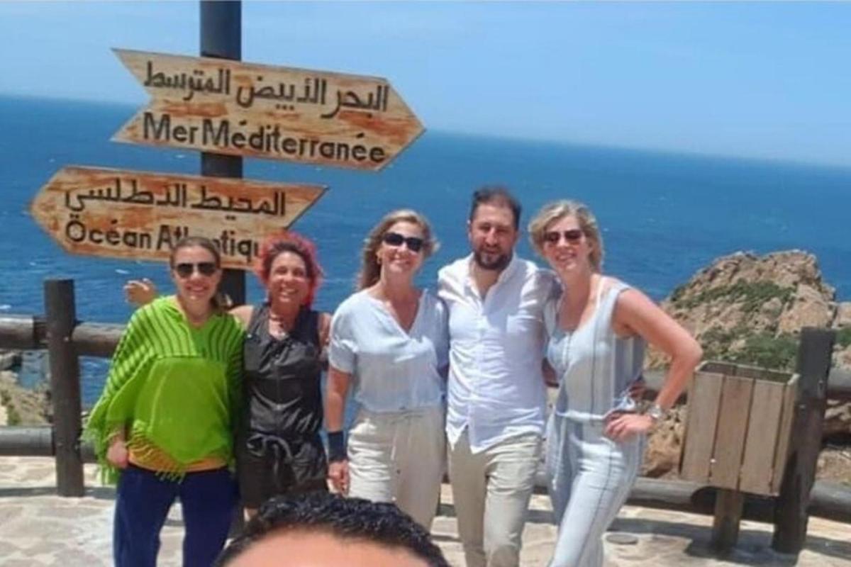 eine Gruppe von Menschen steht vor dem Meer