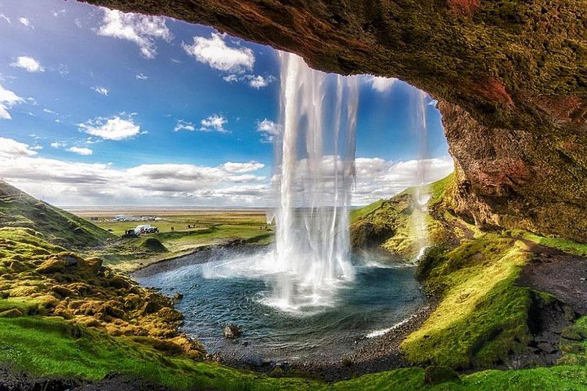 una cascata in mezzo a un fiume
