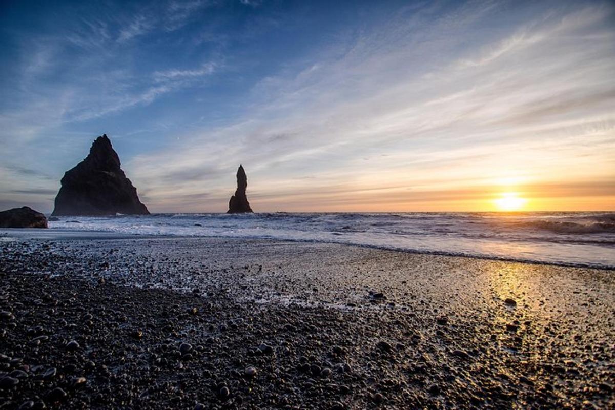 una spiaggia con due grandi rocce nell'oceano