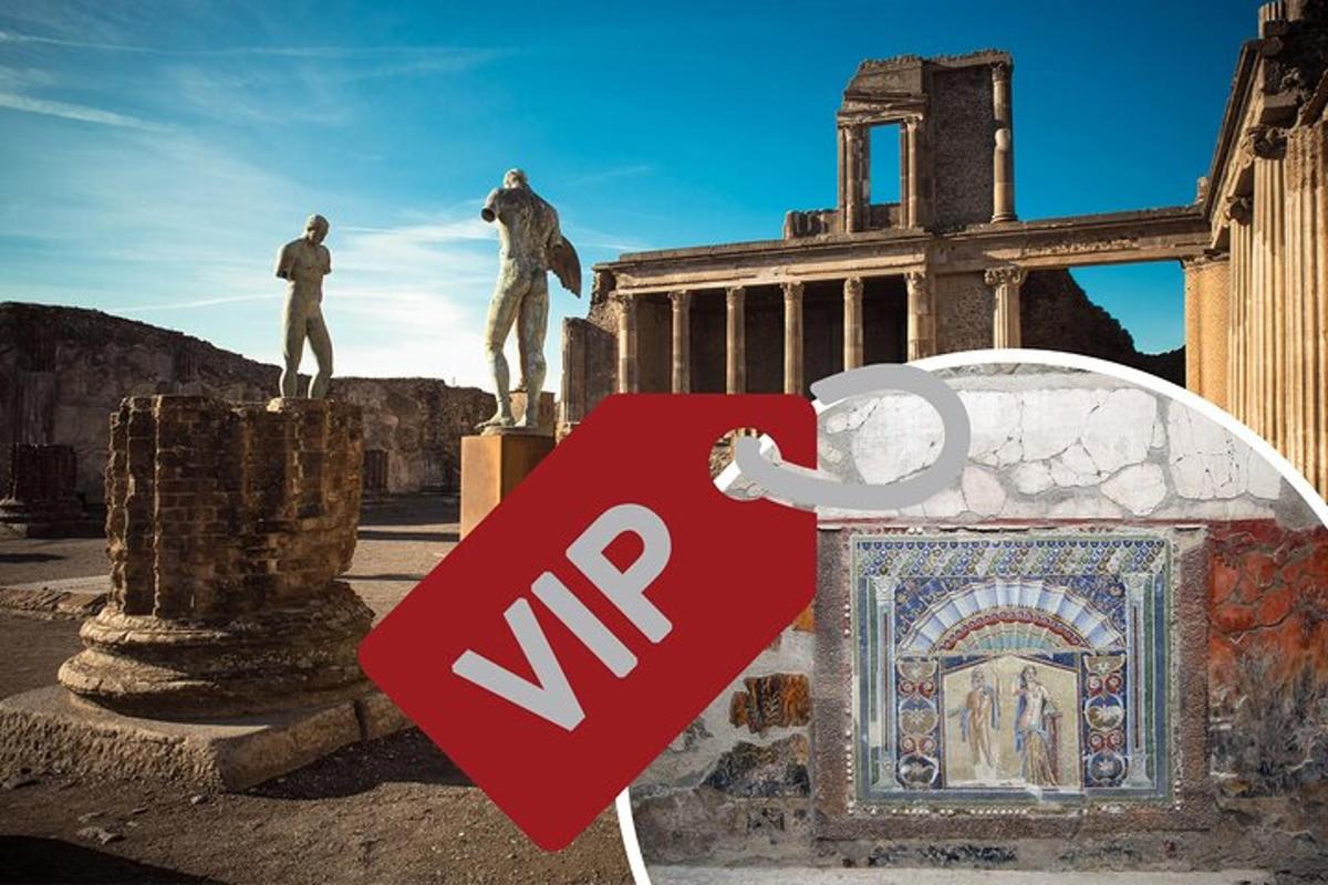 un senyal d'aturada davant d'un edifici amb dues estàtues