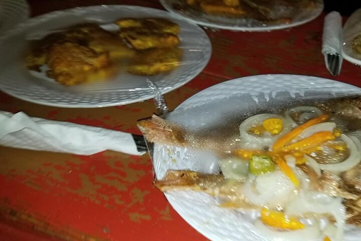 sebuah meja dengan dua piring makanan di atasnya
