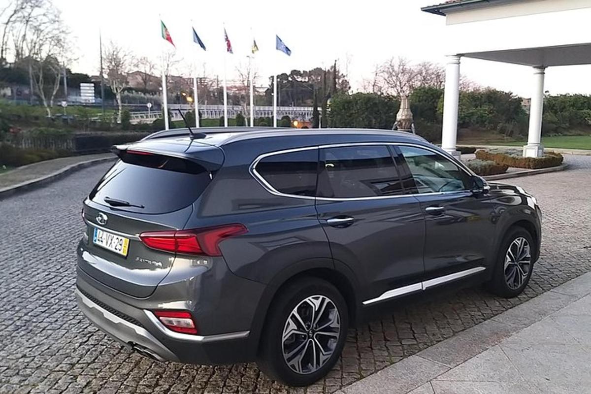 stříbrné auto zaparkované na ulici s vlajkami