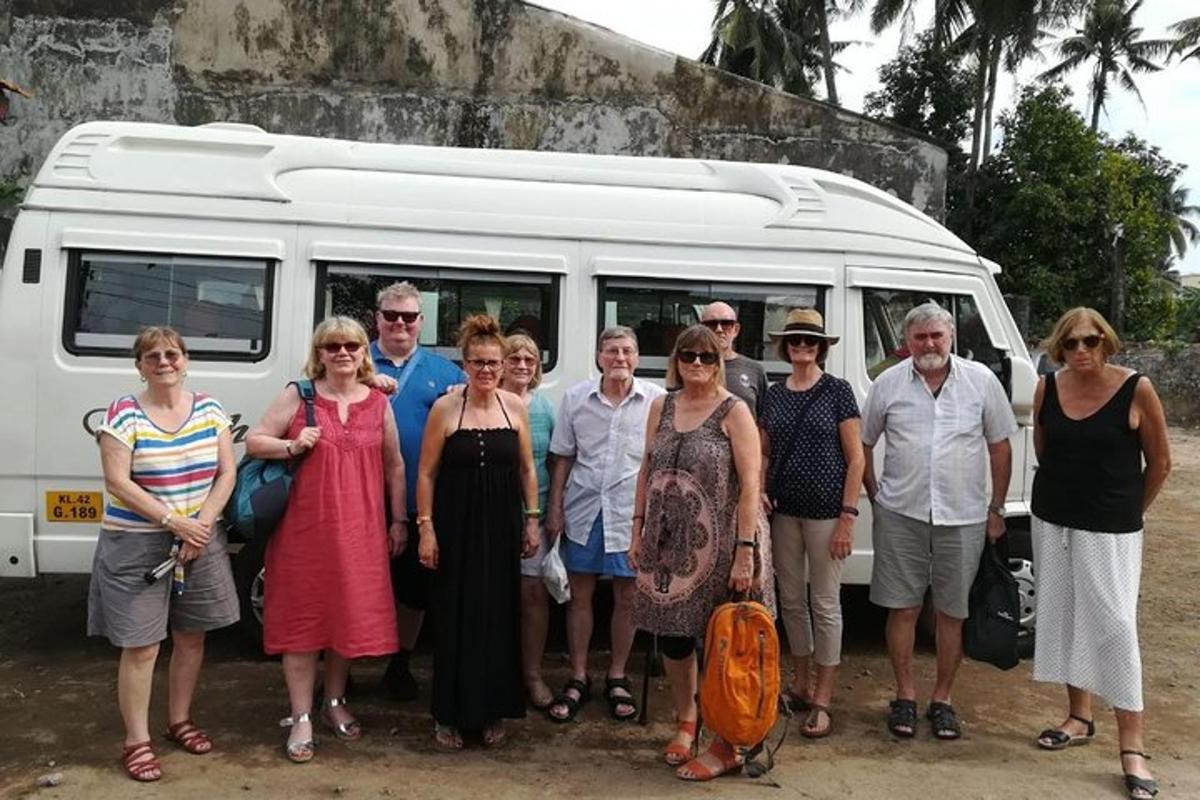un grup de persones dretes davant d'una furgoneta