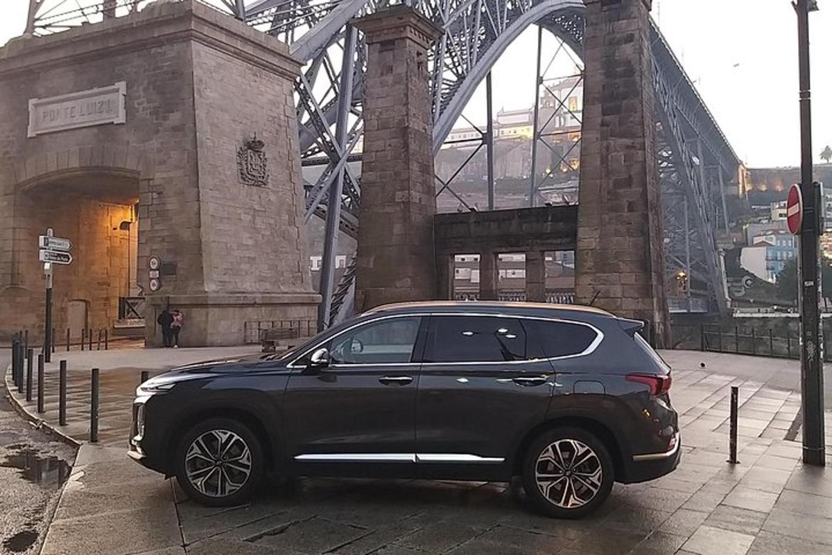 černé auto zaparkované před mostem