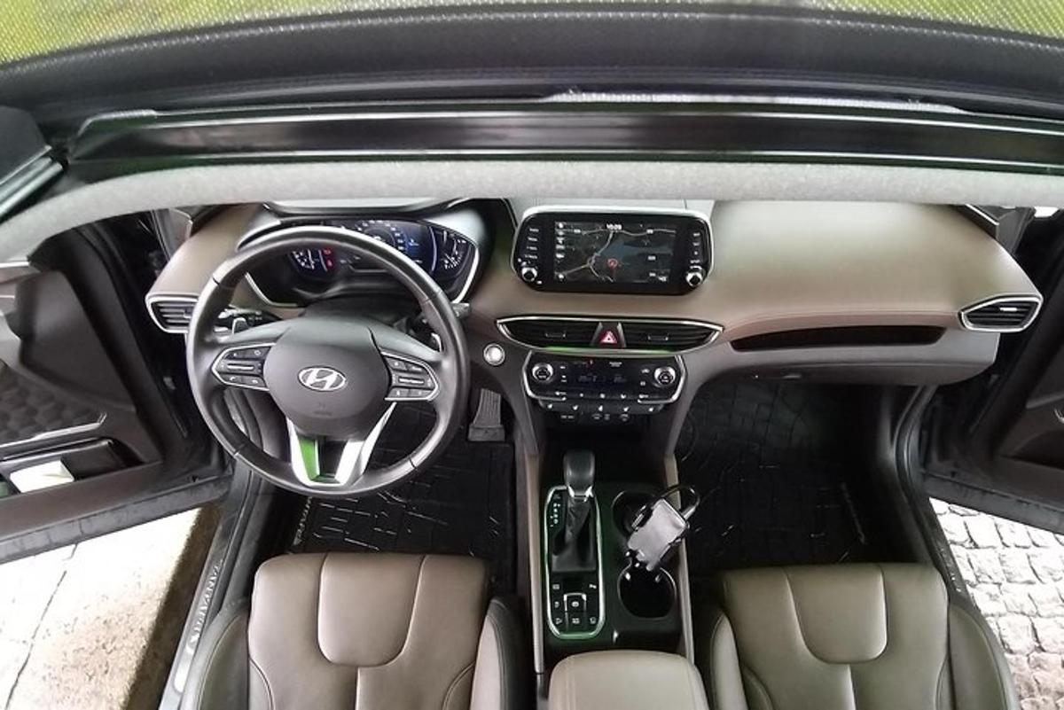 pohled na volant a palubní desku automobilu