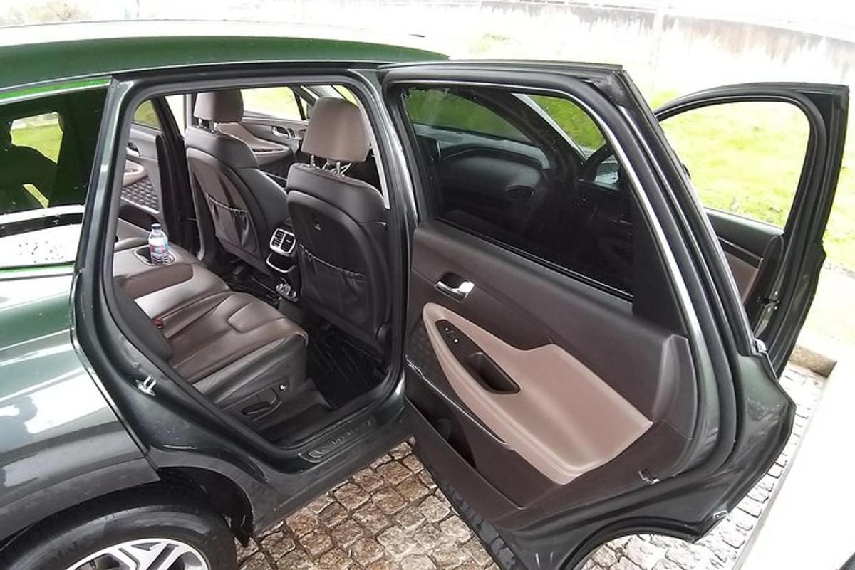 zelené auto s otevřenými dveřmi a sedadly