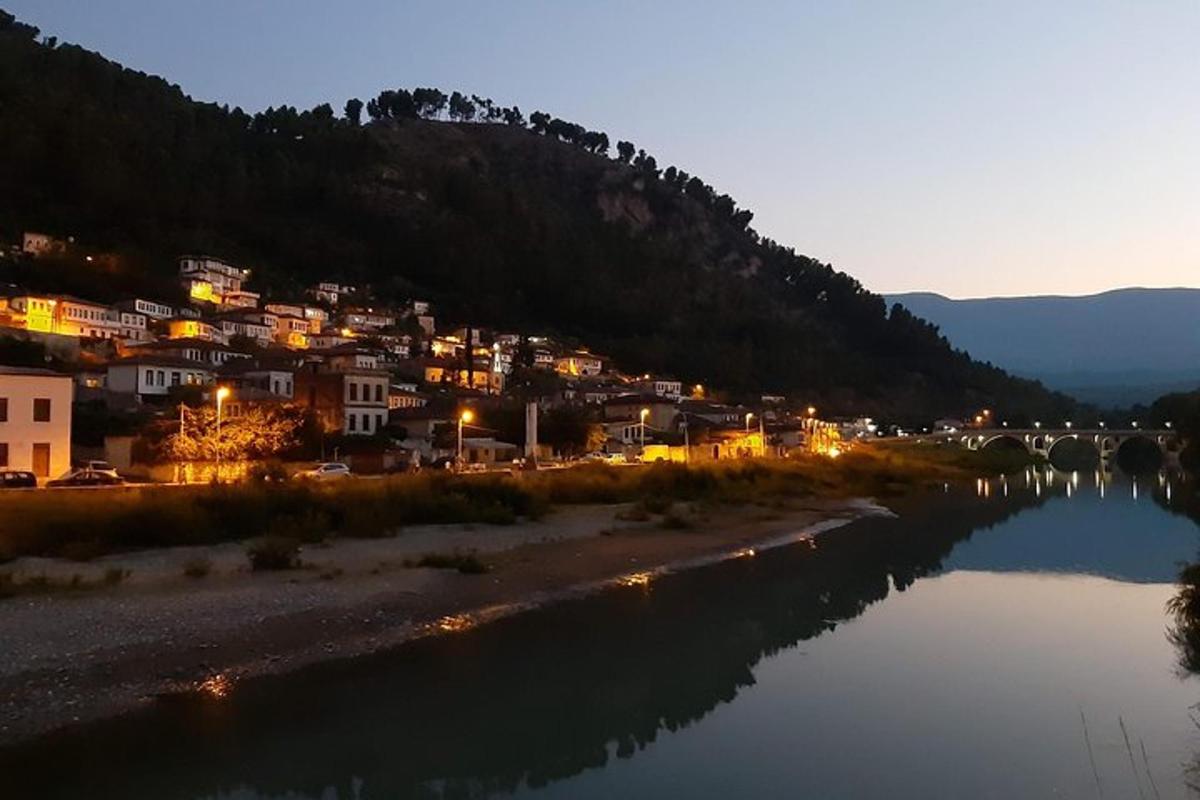 una città vicino a un fiume di notte
