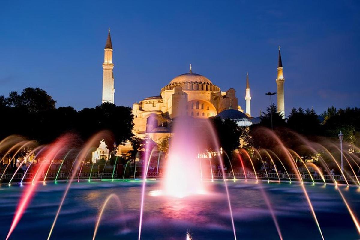 un edificio con una fontana di fronte a una moschea