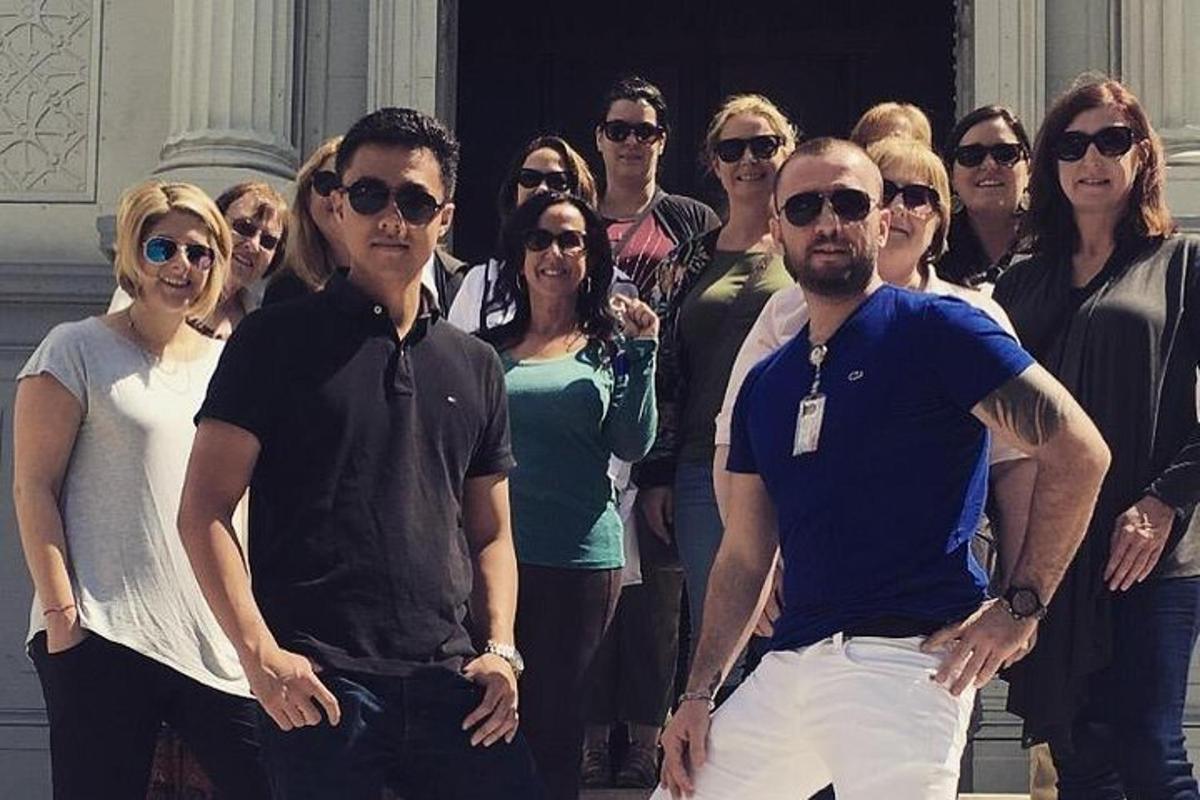 un gruppo di persone posa per una foto
