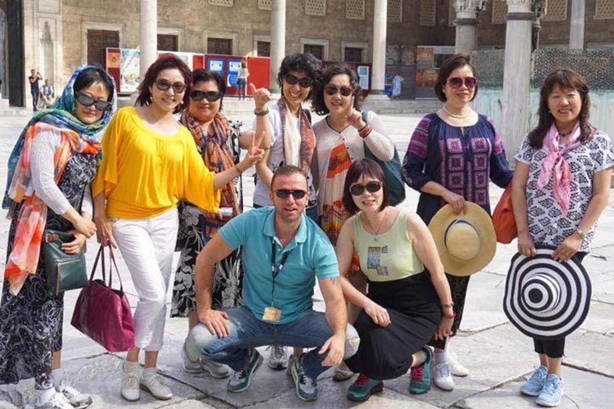 un gruppo di persone in posa per una foto su un marciapiede