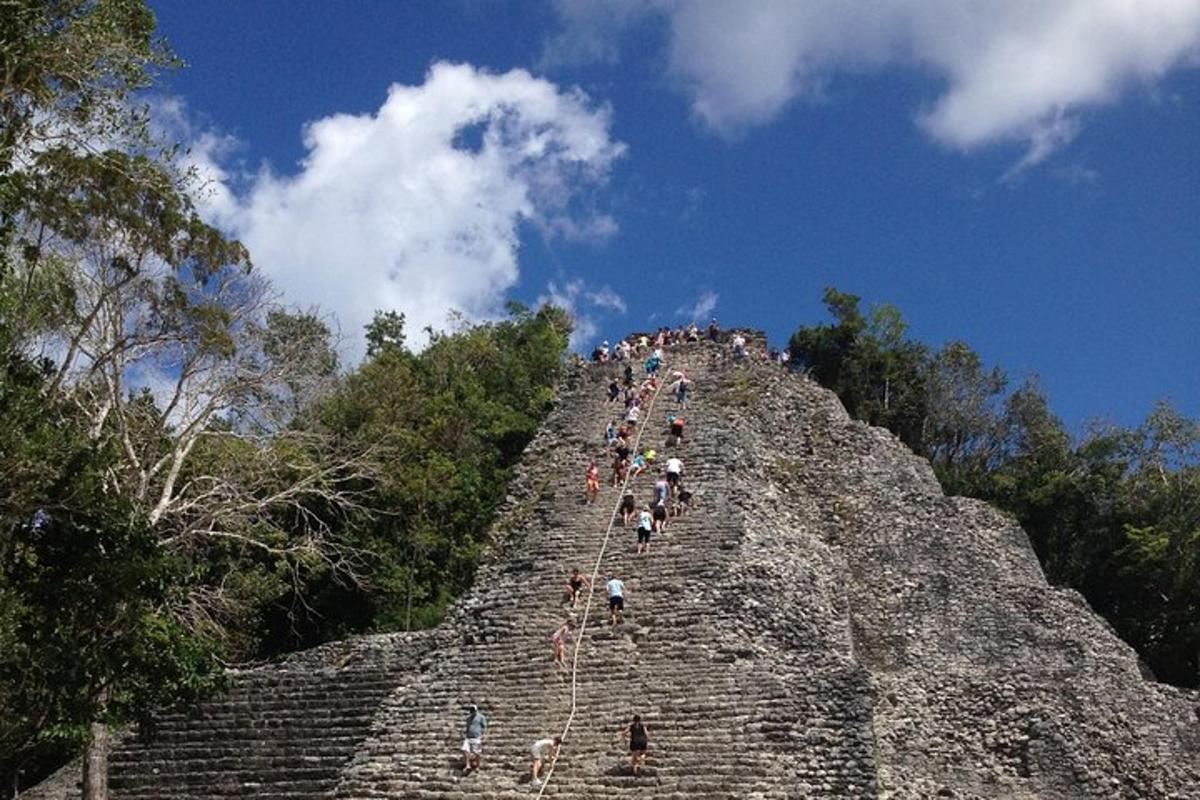 skupina lidí na vrcholu pyramidy
