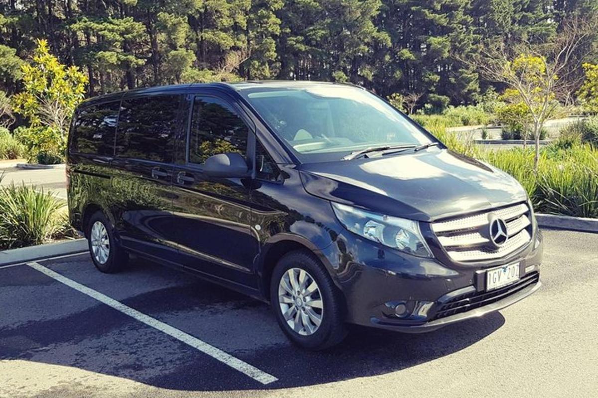 xe tải acedes benz đỗ trong bãi đậu xe