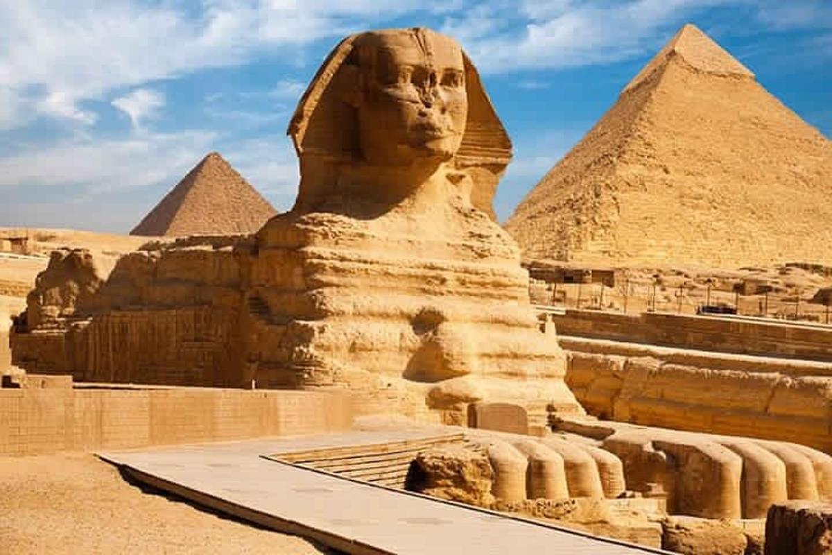 velká socha před pyramidami