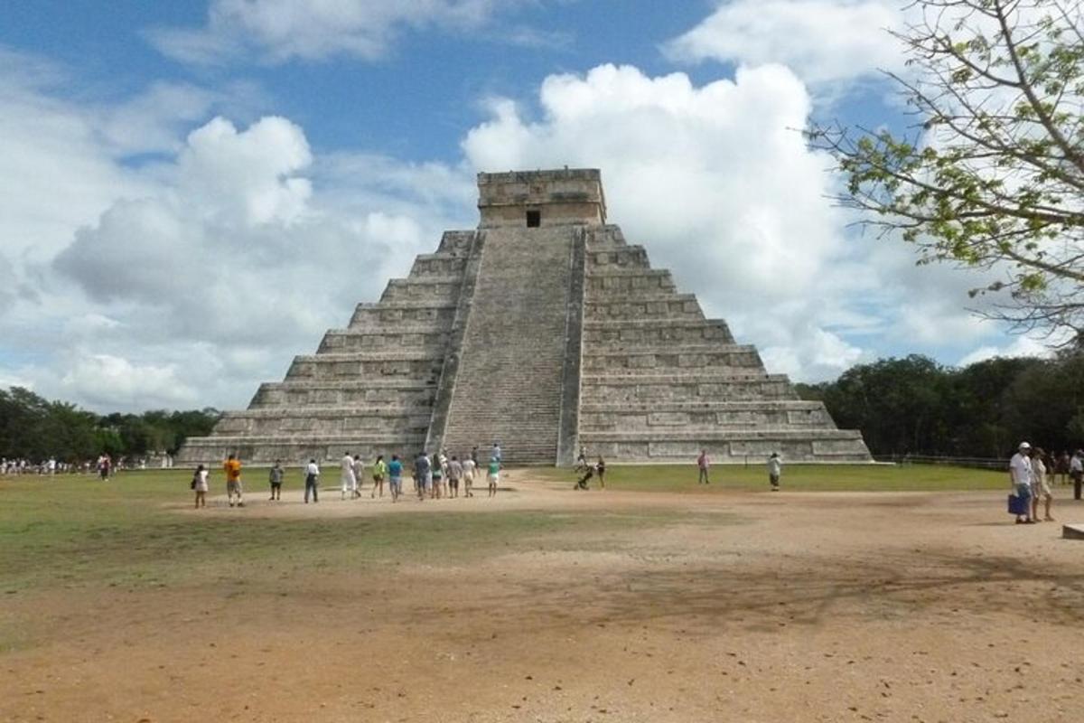 skupina lidí stojící kolem pyramidy
