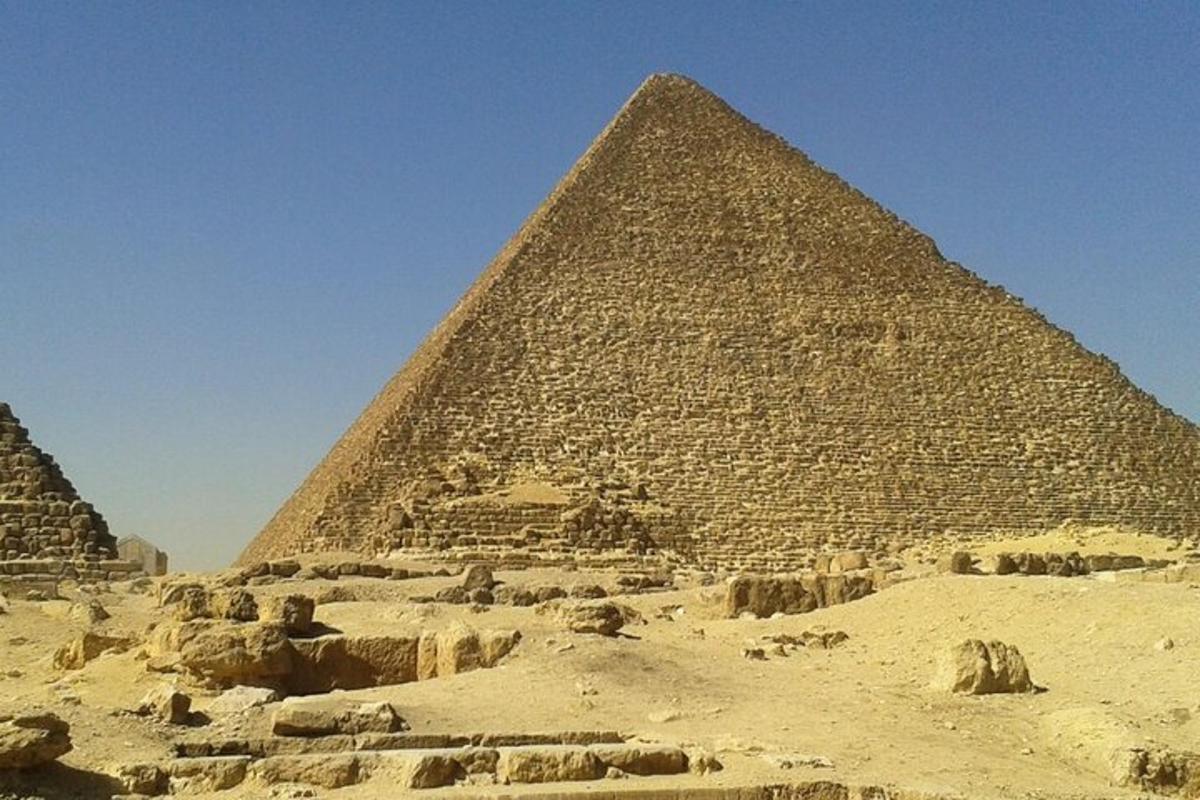 pohled na pyramidu Araohů v poušti