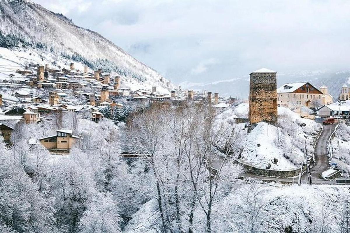 una città coperta di neve con edifici su una montagna