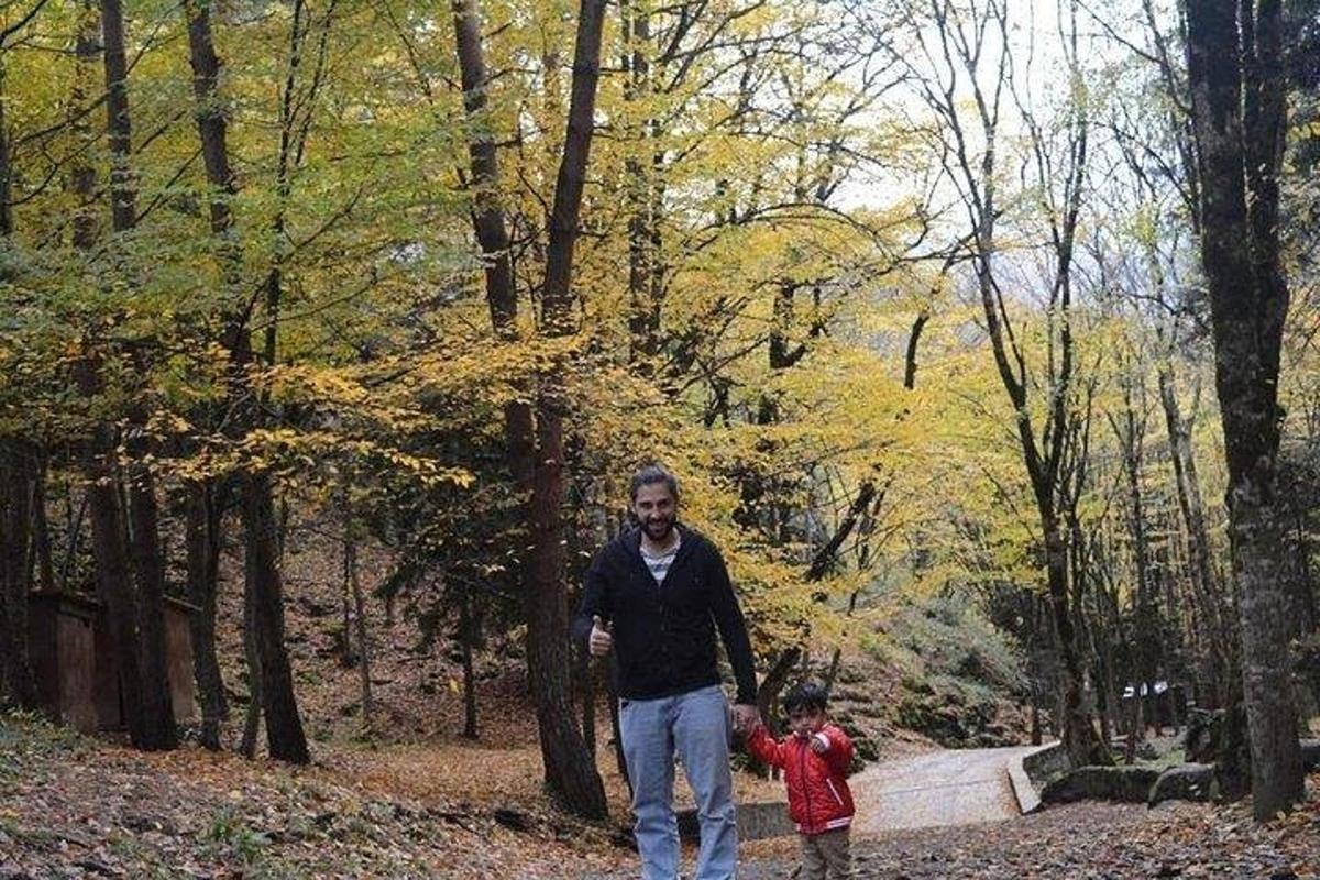 un uomo e un bambino che camminano nel bosco