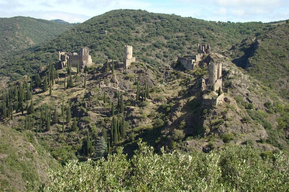 starý hrad na vrchole hory
