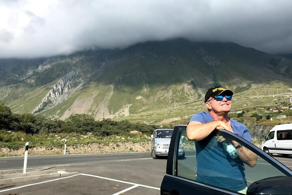 egy férfi ül egy autóban az úton