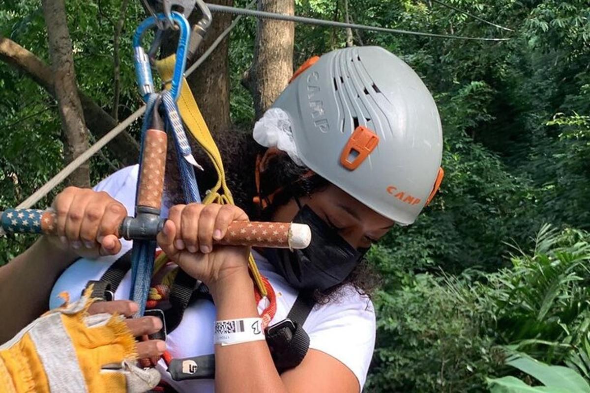 seorang wanita berhelm di jalur zipline