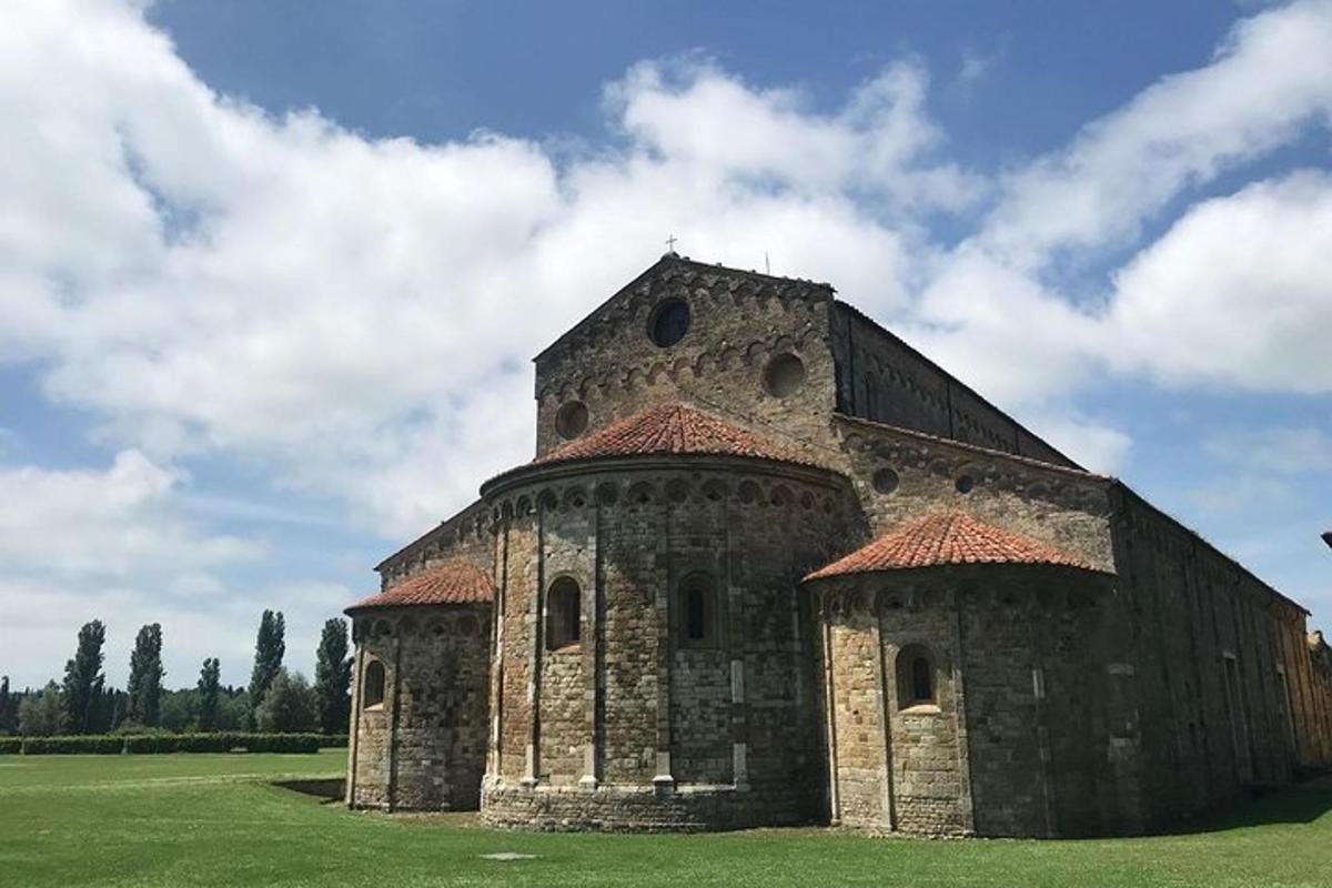 un vecchio edificio in pietra in un campo d'erba