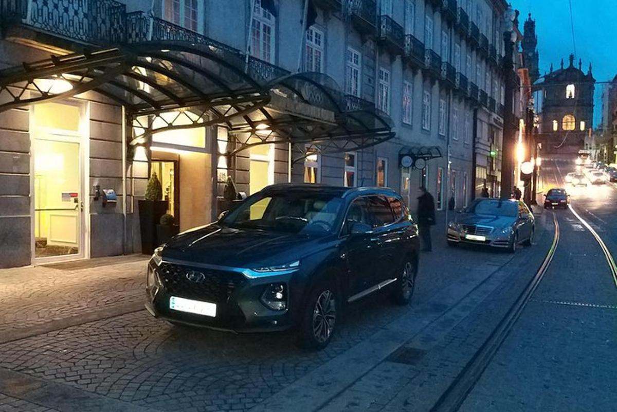 černé auto zaparkované v noci na městské ulici