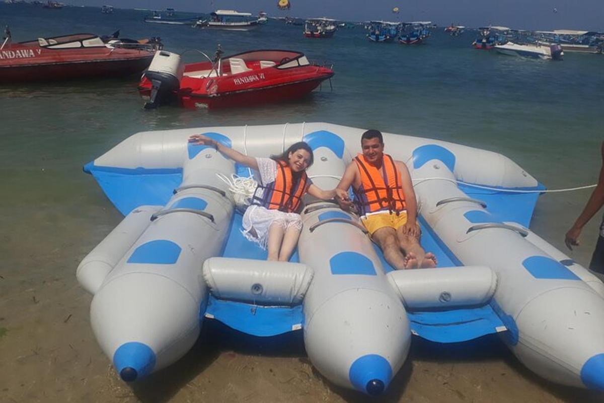Ένας άντρας και μια γυναίκα ξαπλώνουν σε ένα φουσκωτό