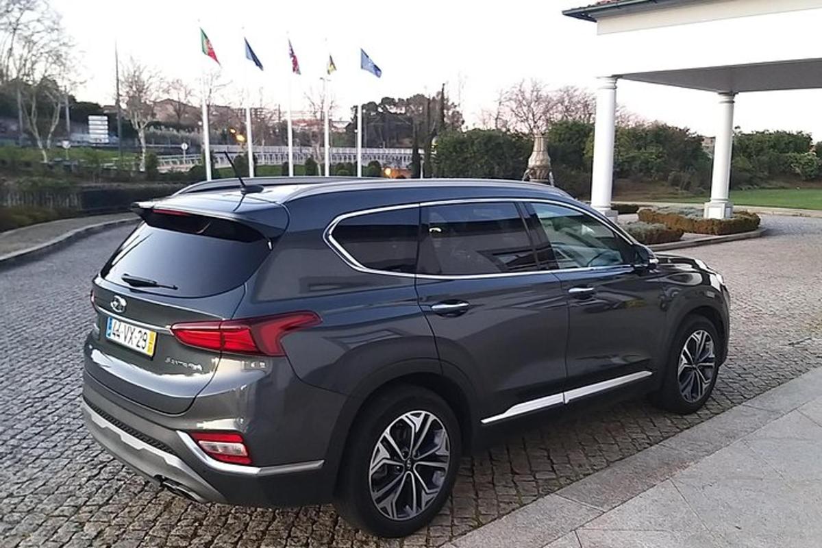 Un coche gris estacionado en un estacionamiento