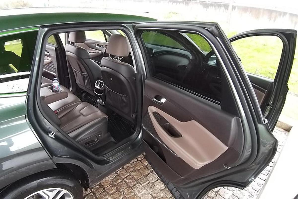 zelené auto s otevřenými dveřmi a sedadly