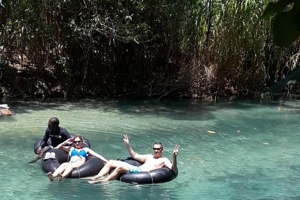 un grup de oameni care călătoresc pe tuburi în apă