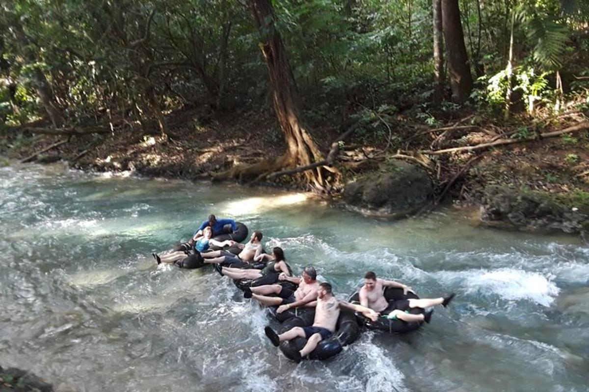 skupina lidí sjíždí řeku na raftu