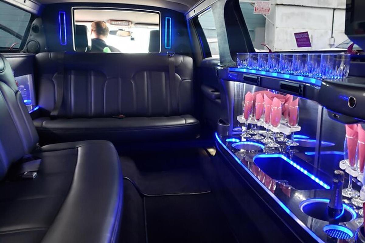 aftursæti í limousínu með bar