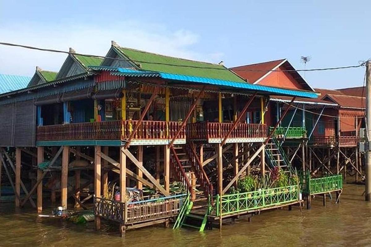 Un gran edificio sobre el agua en un río.