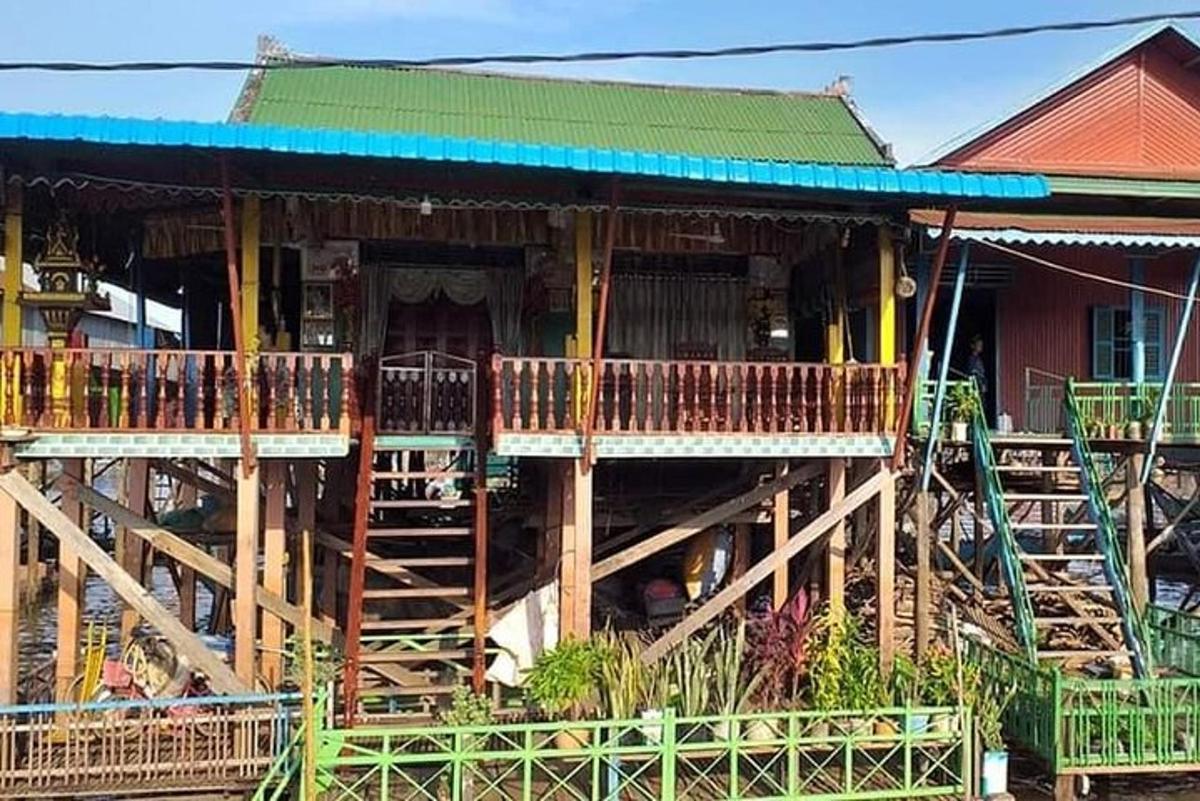 un edificio con cubiertas de madera