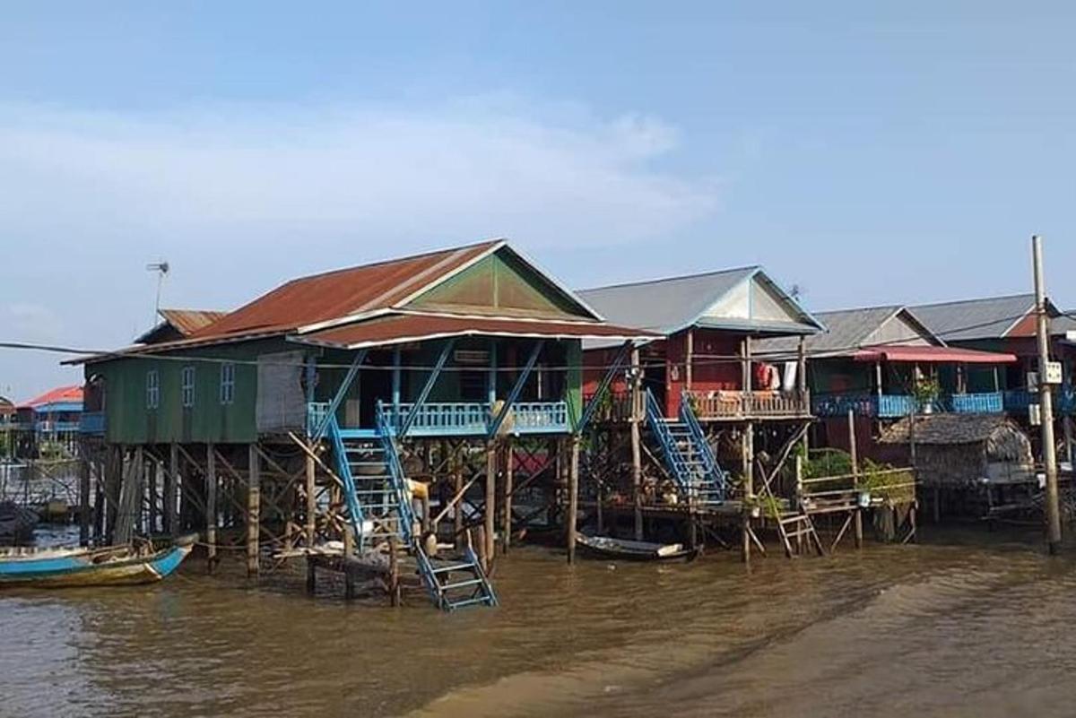 un grupo de casas situadas sobre el agua