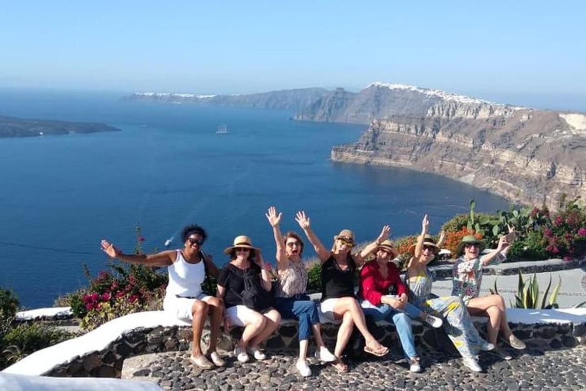 grupp inimesi, kes istuvad mäe tipus