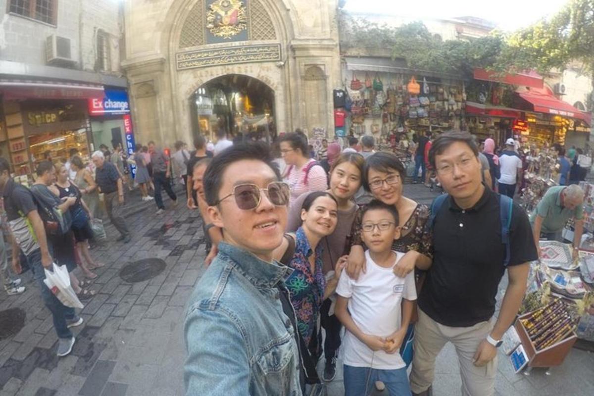 un gruppo di persone che posano per una foto in una strada