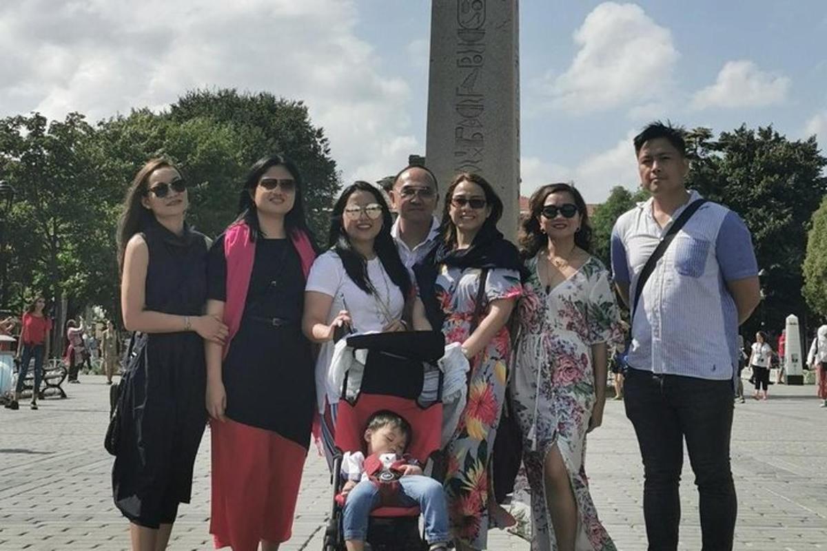 un gruppo di persone in piedi davanti a un monumento