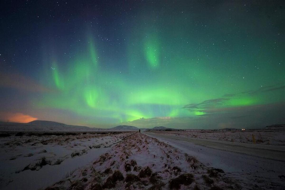 un'immagine dell'aurora nel cielo sopra una strada