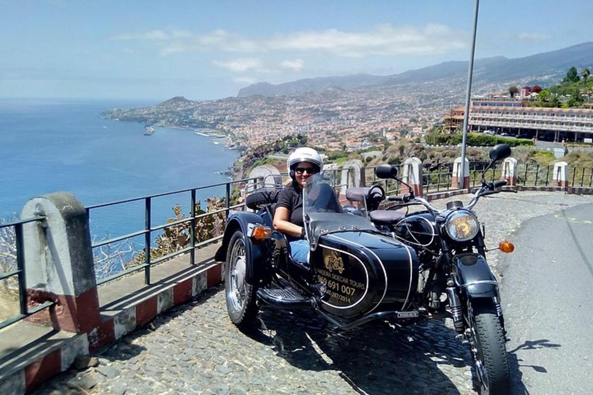 osoba sedící na motorce s postranním vozíkem