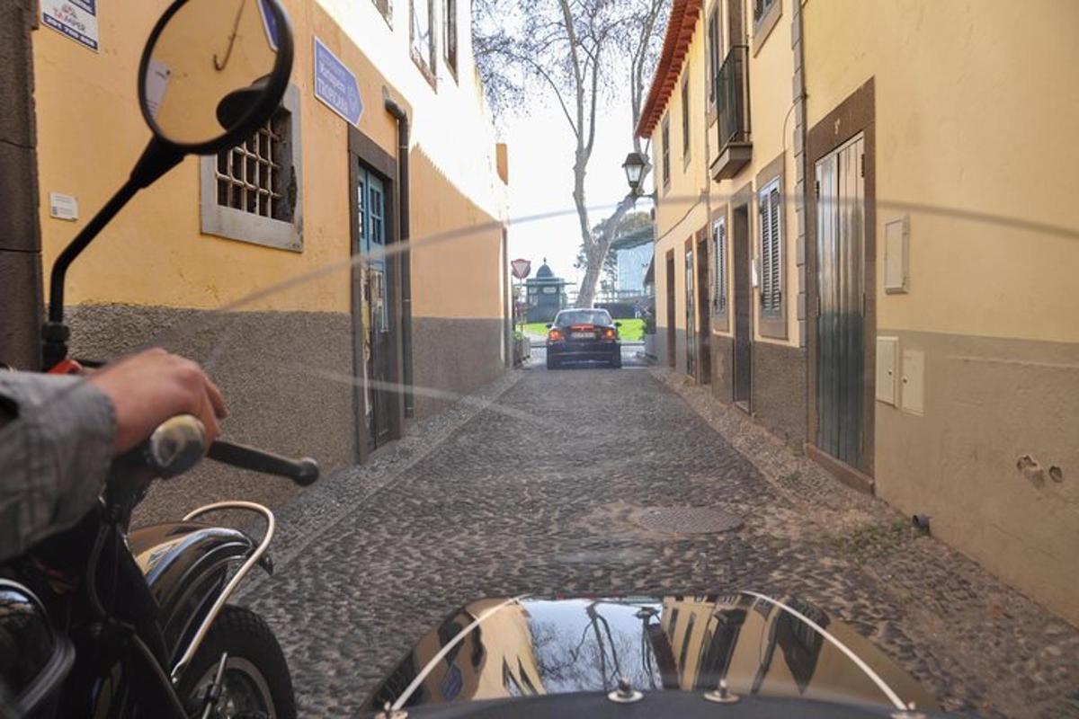 odraz auta v zrcátku motocyklu