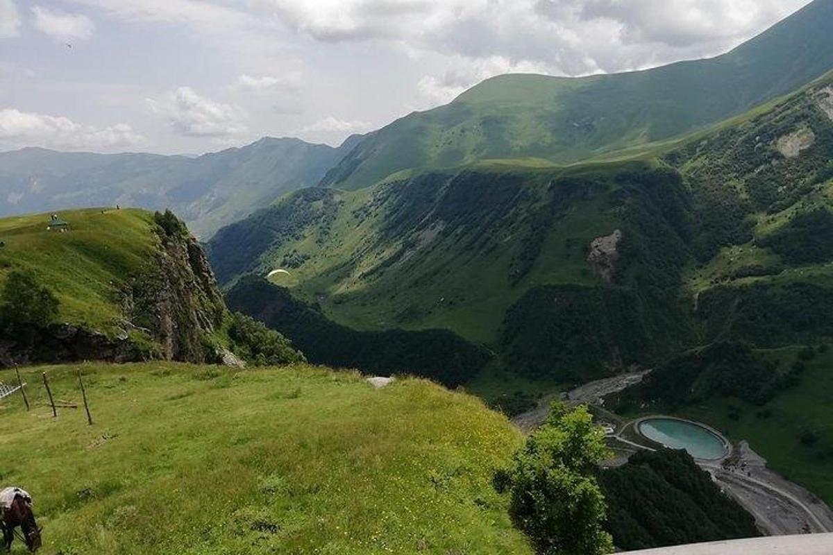 山谷中河流的山景