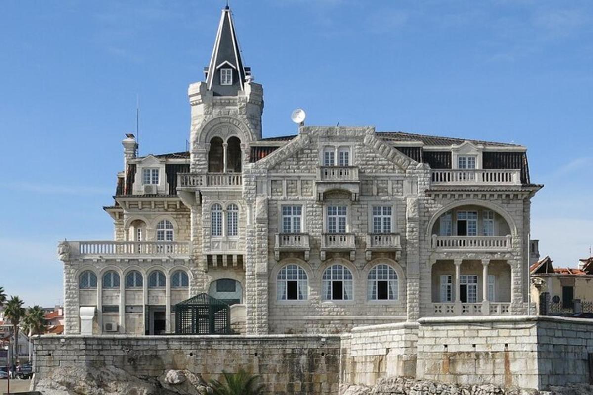 Un gran edificio de piedra con una torre en la parte superior.