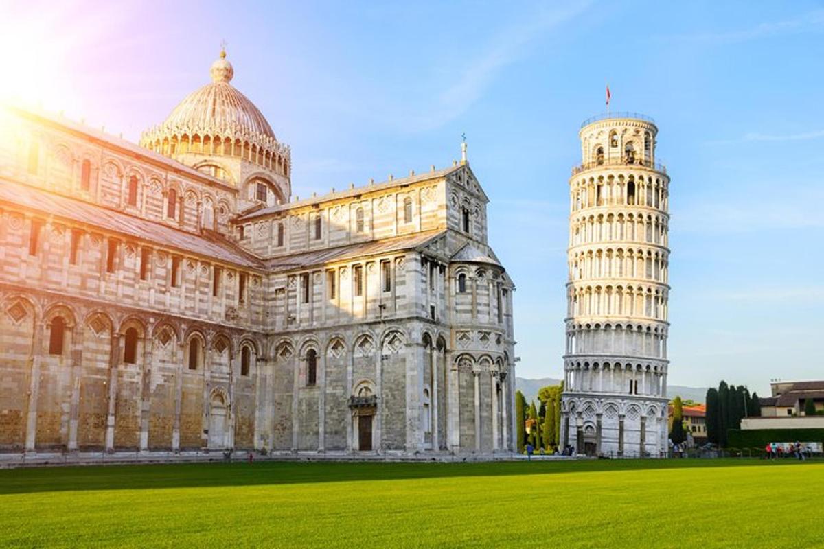 isang katedral at ang nakahilig na tore ng pisa