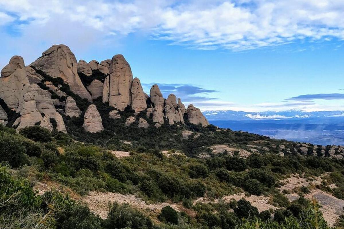 μια ομάδα βράχων στην κορυφή ενός βουνού