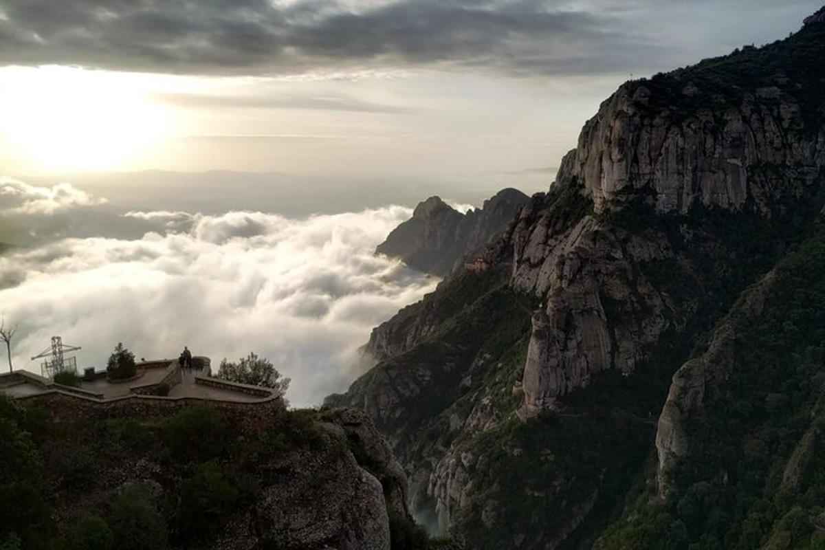 pogled na goro s soncem nad oblaki